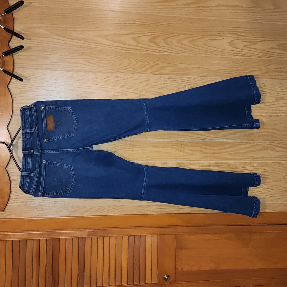Wrangler Retro Big Bell Jeans. Women's 27×34 dark wash